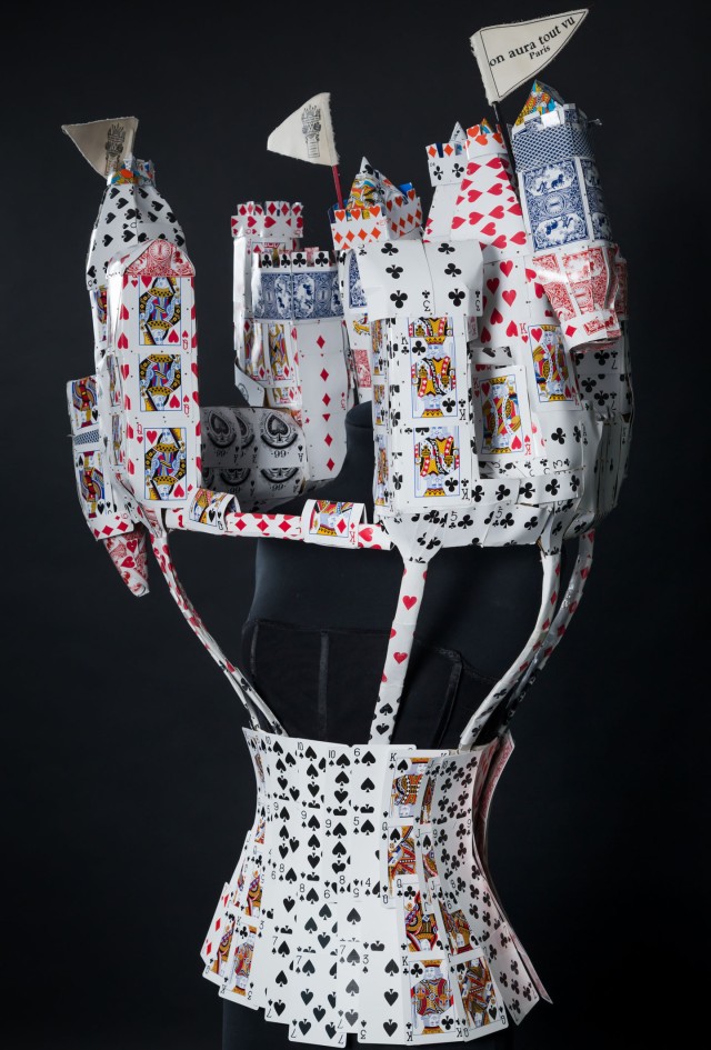Collection printemps été 2010, bustier-sculpture "château de cartes" composé de cartes à jouer