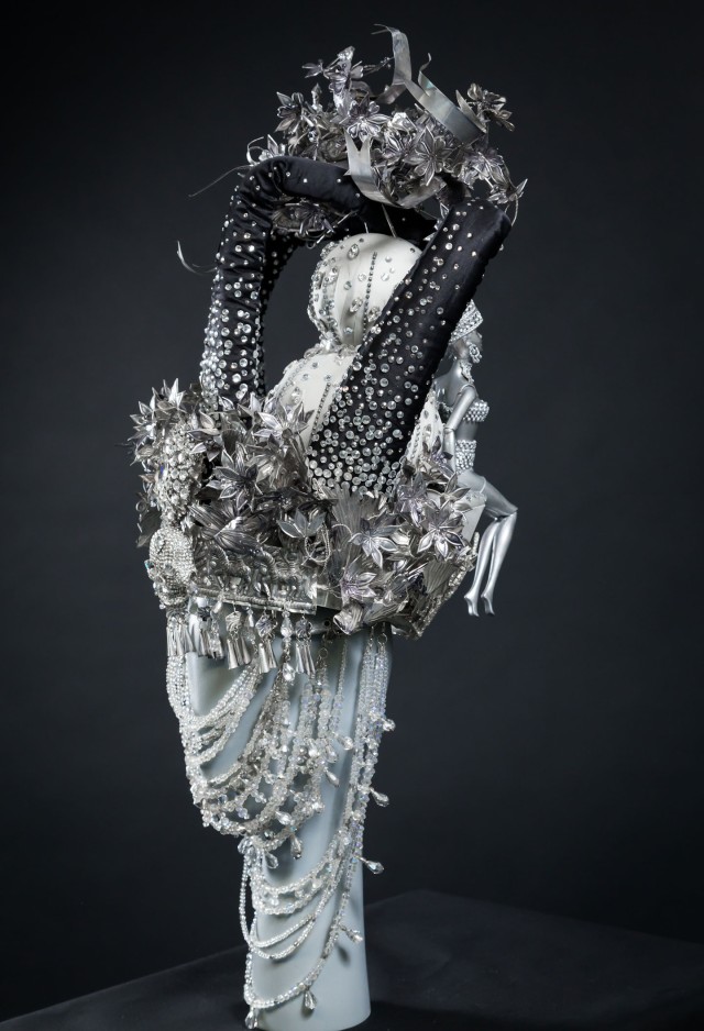 Collection automne hiver 2012-2013, couronne en métal réhaussé de cristal