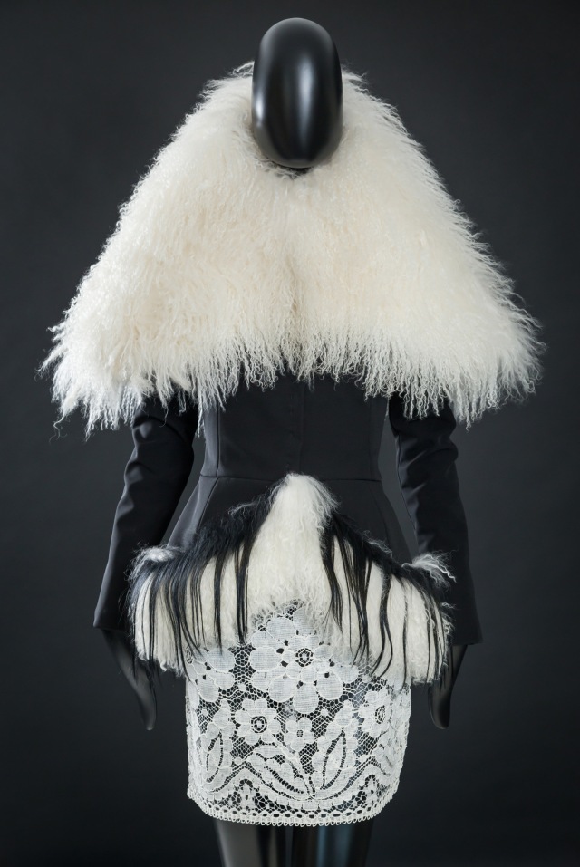 Collection automne hiver 2012-2013, veste en néoprène bordée agneau de Mongolie ; col berthe en agneau de Mongolie jupe en guipure