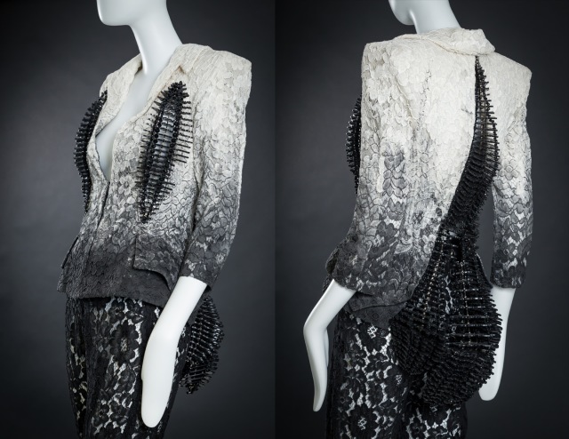 Collection automne hiver 2012-2013, veste en dentelle peinte et incrustée de plexiglas articulé et perles de verre ; pantalon en dentelle noire