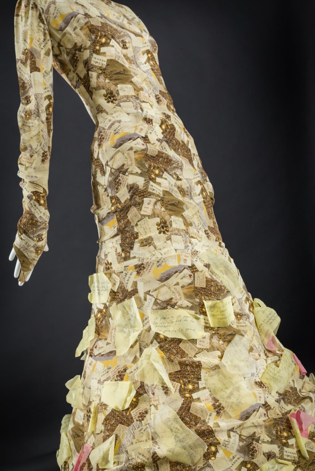 Collection printemps été 2007, robe longue en crêpe de soie imprimée et brodée "post-it"